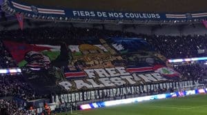 Lire la suite à propos de l’article Paris : Les supporters du PSG déploient un tifo « Free Palestine », suscitant la réaction du Crif