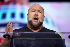 Lire la suite à propos de l’article Texas : Un juge suspend l&rsquo;acquisition du site Infowars par The Onion, invoquant des préoccupations sur le processus