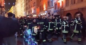 Lire la suite à propos de l’article Lyon : Manifestation des pompiers en grève, un message projeté sur la Tour Incity pendant la Fête des Lumières