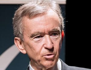 Lire la suite à propos de l’article Bernard Arnault critique la surtaxe sur les grandes entreprises et met en garde contre la « taxation du made in France »