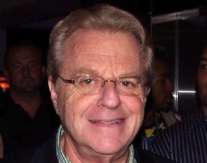 Lire la suite à propos de l’article Netflix explore le phénomène Jerry Springer : le « maître de cérémonie de la fin de la civilisation »