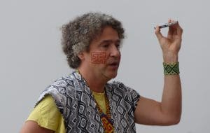 Lire la suite à propos de l’article Paris : Ernesto Neto installe une gigantesque serpent de 28 mètres au Bon Marché