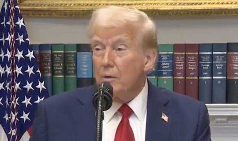 Lire la suite à propos de l’article Washington : Donald Trump annonce un plan historique de 500 milliards de dollars pour l’IA et la technologie