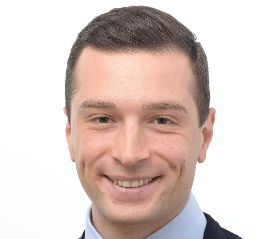 You are currently viewing États-Unis : Jordan Bardella annule son discours à la CPAC après un geste controversé de Steve Bannon