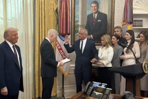 Lire la suite à propos de l’article États-Unis : Le Sénat valide la nomination de Robert Kennedy Jr à la tête du ministère de la Santé