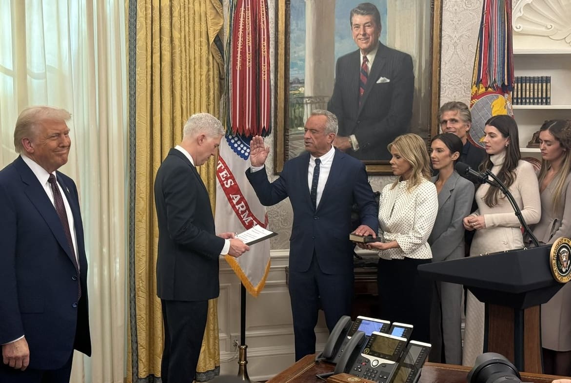 You are currently viewing États-Unis : Le Sénat valide la nomination de Robert Kennedy Jr à la tête du ministère de la Santé