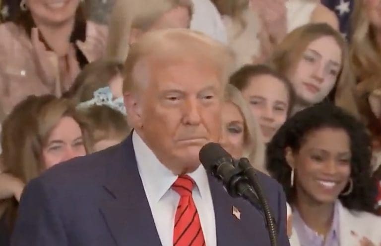 Lire la suite à propos de l’article États-Unis : Trump interdit l&rsquo;accès des athlètes transgenres aux sports féminins