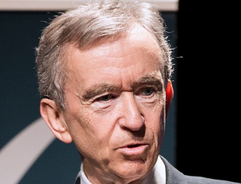 Lire la suite à propos de l’article LVMH : Pourquoi Bernard Arnault ne délocalisera pas selon un expert en marketing du luxe ?