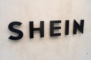 Lire la suite à propos de l’article La loi anti-fast fashion disparaît de l&rsquo;agenda parlementaire : Le lobbying de Shein en cause ?