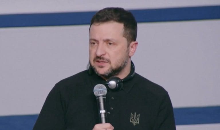 Lire la suite à propos de l’article Munich : Zelensky rencontre des sénateurs Américains pour discuter de l&rsquo;évolution de la guerre en Urkaine et du contexte global