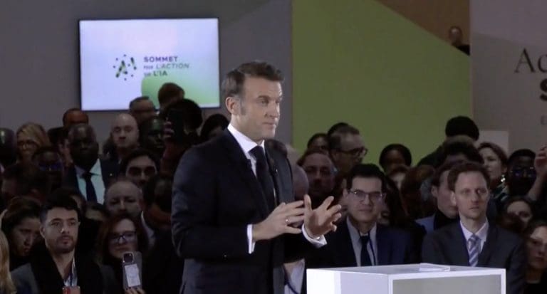 Lire la suite à propos de l’article Sommet de l&rsquo;IA 2025 : Emmanuel Macron réaffirme les ambitieuses visions européenne et française en matière d&rsquo;IA