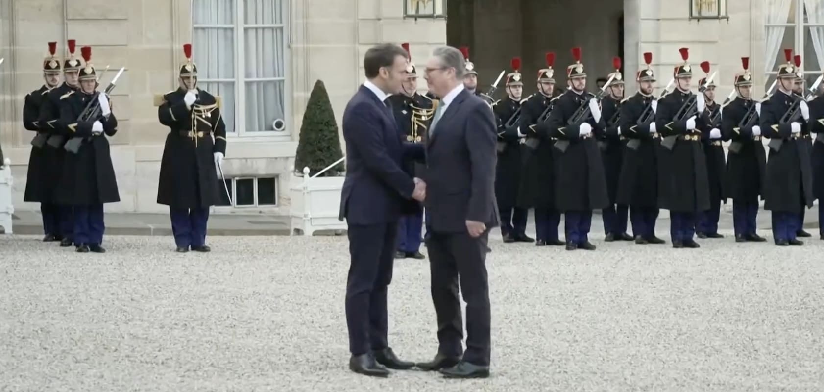 You are currently viewing Sommet d&rsquo;urgence sur l&rsquo;Ukraine – Les dirigeants européens invités par Macron sont arrivés à l&rsquo;Elysée