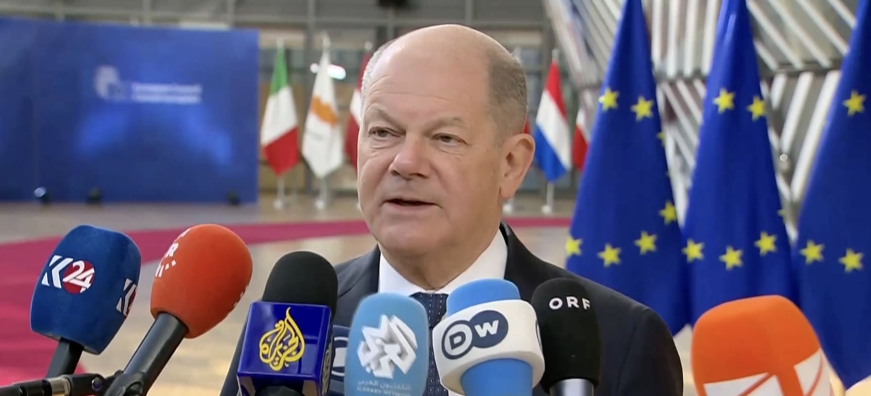 You are currently viewing Olaf Scholz réaffirme le soutien de l’Allemagne à l’Ukraine et appelle à renforcer la défense européenne