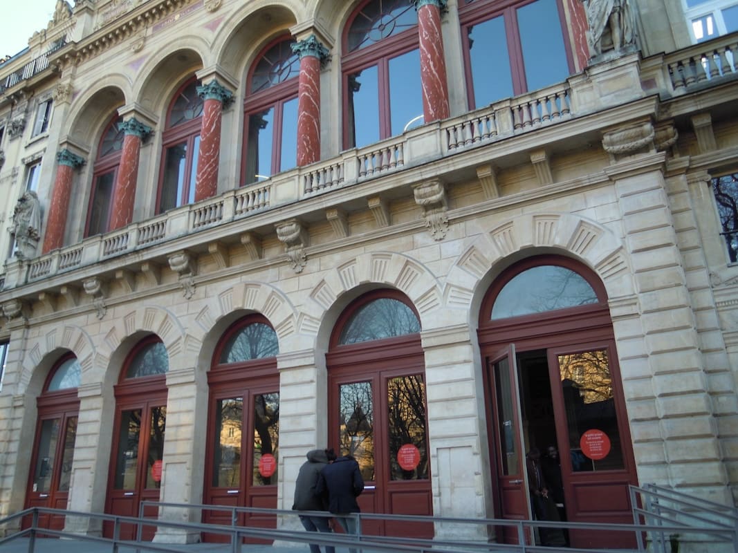 You are currently viewing Paris : Évacuation controversée des jeunes exilés à la Gaîté-Lyrique, 46 interpellations