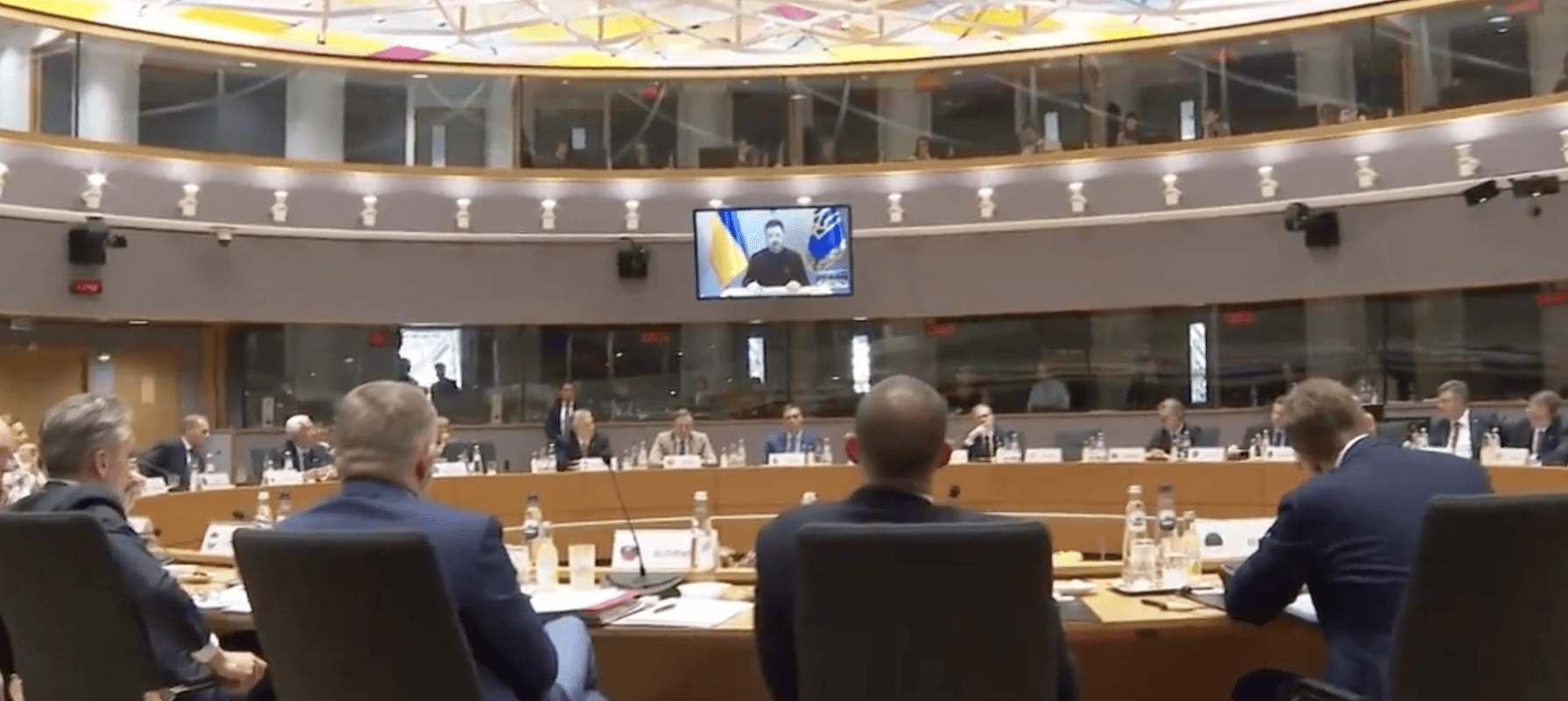 You are currently viewing Zelensky appelle Poutine à cesser ses « requêtes inutiles » qui prolongent la guerre devant les dirigeants européens