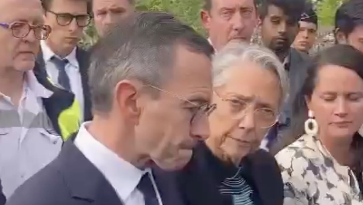 You are currently viewing Attaque au couteau à Nantes : Élisabeth Borne et Bruno Retailleau expriment leur émotion et appellent à une refondation de l’autorité