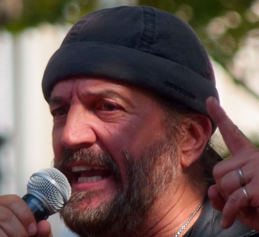 You are currently viewing Francis Lalanne interdit d&rsquo;élection pendant 18 mois : que s&rsquo;est-il passé ?