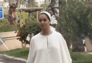 Lire la suite à propos de l’article Cannes 2025 : Léna Situations et la polémique sur sa robe «abaya»