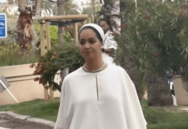 You are currently viewing Cannes 2025 : Léna Situations et la polémique sur sa robe «abaya»
