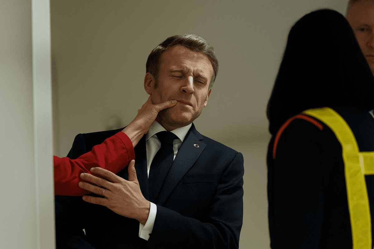 You are currently viewing Emmanuel Macron et Brigitte : une « chamaillerie » fait réagir à leur arrivée au Vietnam
