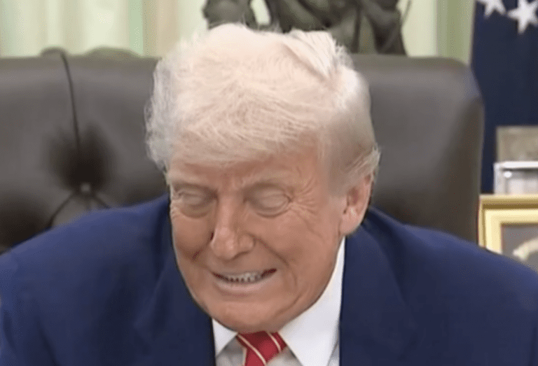 Lire la suite à propos de l’article États-Unis : Donald Trump ironise sur la vidéo virale d’Emmanuel et Brigitte Macron depuis le Bureau ovale