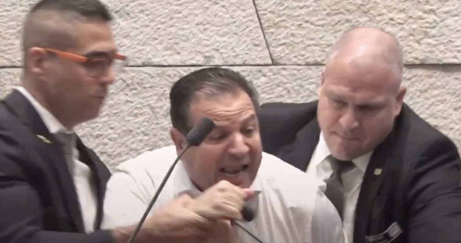 You are currently viewing Israël : Le député arabe Ayman Odeh expulsé de la Knesset après avoir dénoncé la guerre à Gaza