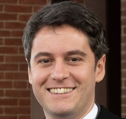 You are currently viewing L’interdiction du voile pour les mineures, révélateur du glissement idéologique du macronisme