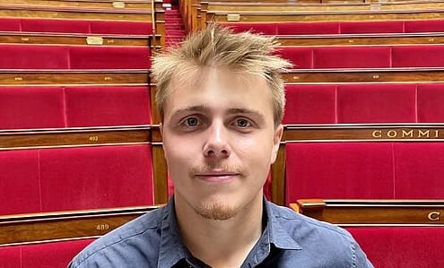 Lire la suite à propos de l’article Louis Boyard dénonce le rapport commandé par Emmanuel Macron sur les Frères musulmans de « complotiste »