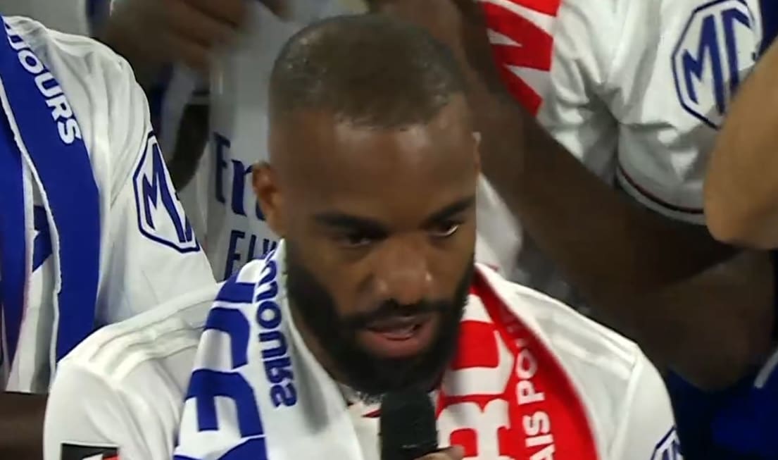You are currently viewing Lyon : Alexandre Lacazette fait ses adieux et dépasse la barre des 200 buts
