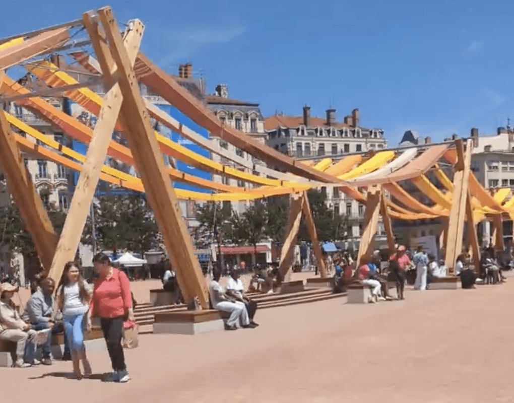 You are currently viewing Lyon : Jean-Michel Aulas critique le tissage urbain de la place Bellecour malgré son bon accueil par les Lyonnais