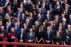 Lire la suite à propos de l’article Pape : Léon XIV inaugure un pontificat solidaire et tourné vers les marges devant le gratin mondial