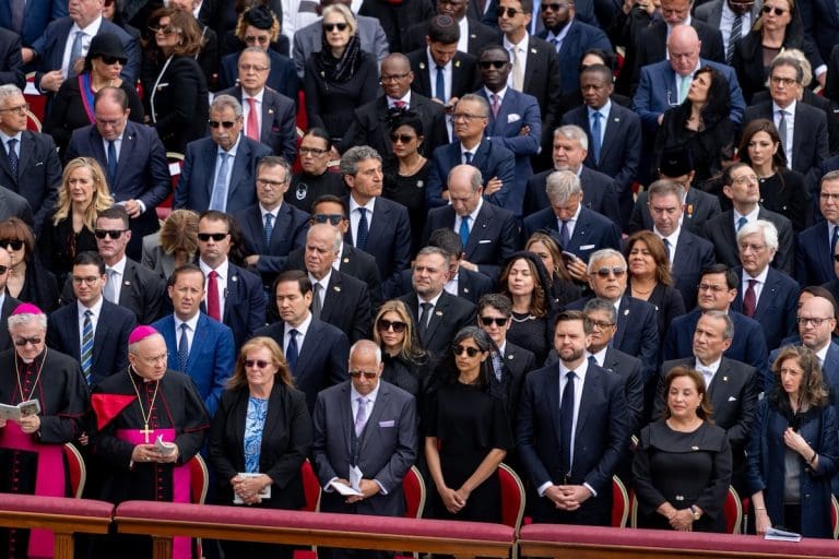 Lire la suite à propos de l’article Pape : Léon XIV inaugure un pontificat solidaire et tourné vers les marges devant le gratin mondial