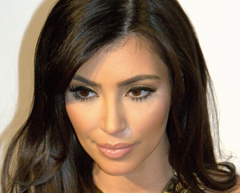 You are currently viewing Paris : Kim Kardashian témoigne au procès des « papys braqueurs »