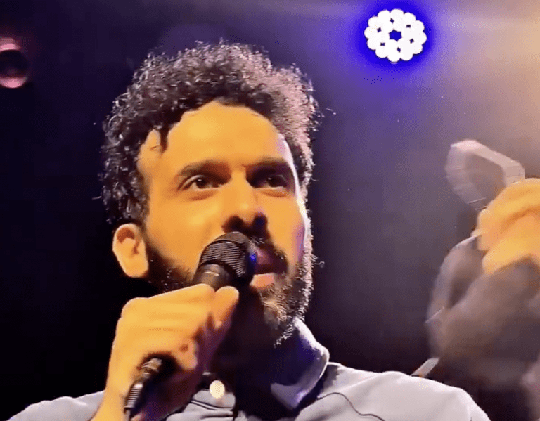 Lire la suite à propos de l’article Polémique autour du spectacle de Mustapha El Atrassi : l’humoriste se moque des « gwers » et déclenche un tollé