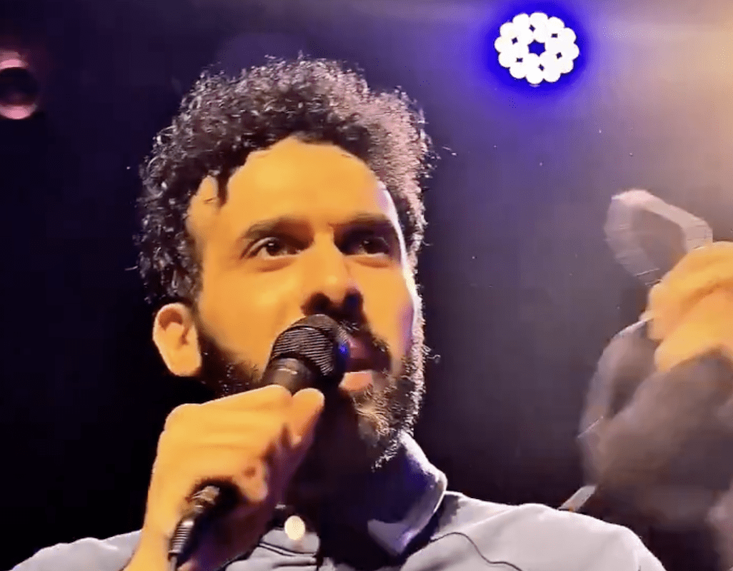 You are currently viewing Polémique autour du spectacle de Mustapha El Atrassi : l’humoriste se moque des « gwers » et déclenche un tollé