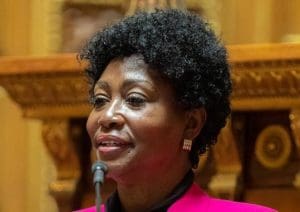 Lire la suite à propos de l’article Sénatrice Annick Petrus : interpellée à Roissy avec 22 kg de tabac de contrebande