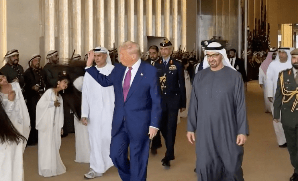 You are currently viewing Trump au Moyen-Orient : Le président américain aux Émirats Arabes Unis après ses visites au Qatar et en Arabie Saoudite