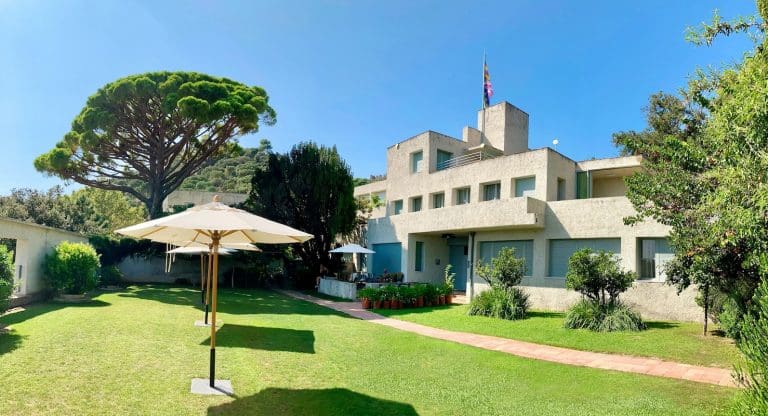 Lire la suite à propos de l’article Villa Noailles : crise financière profonde pour l’icône culturelle du sud de la France