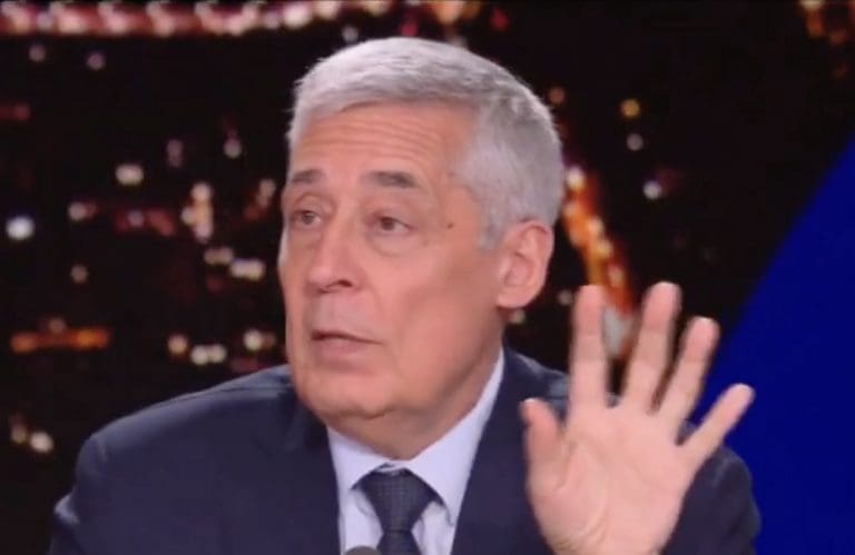 Lire la suite à propos de l’article Voile pour mineure : Même Henri Guaino juge la proposition de Gabriel Attal « complètement démente »