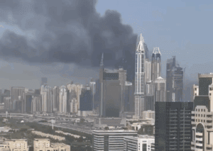 Lire la suite à propos de l’article Dubaï : un impressionnant incendie ravage une tour résidentielle de 67 étages à Marina
