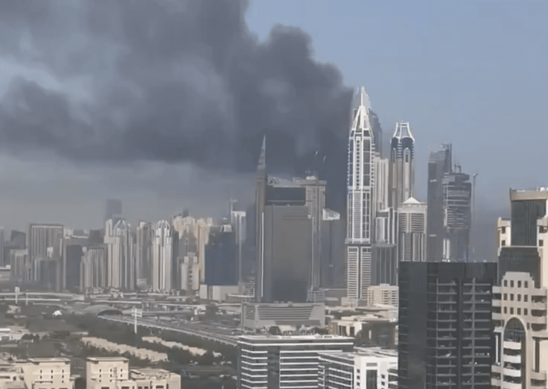 You are currently viewing Dubaï : un impressionnant incendie ravage une tour résidentielle de 67 étages à Marina