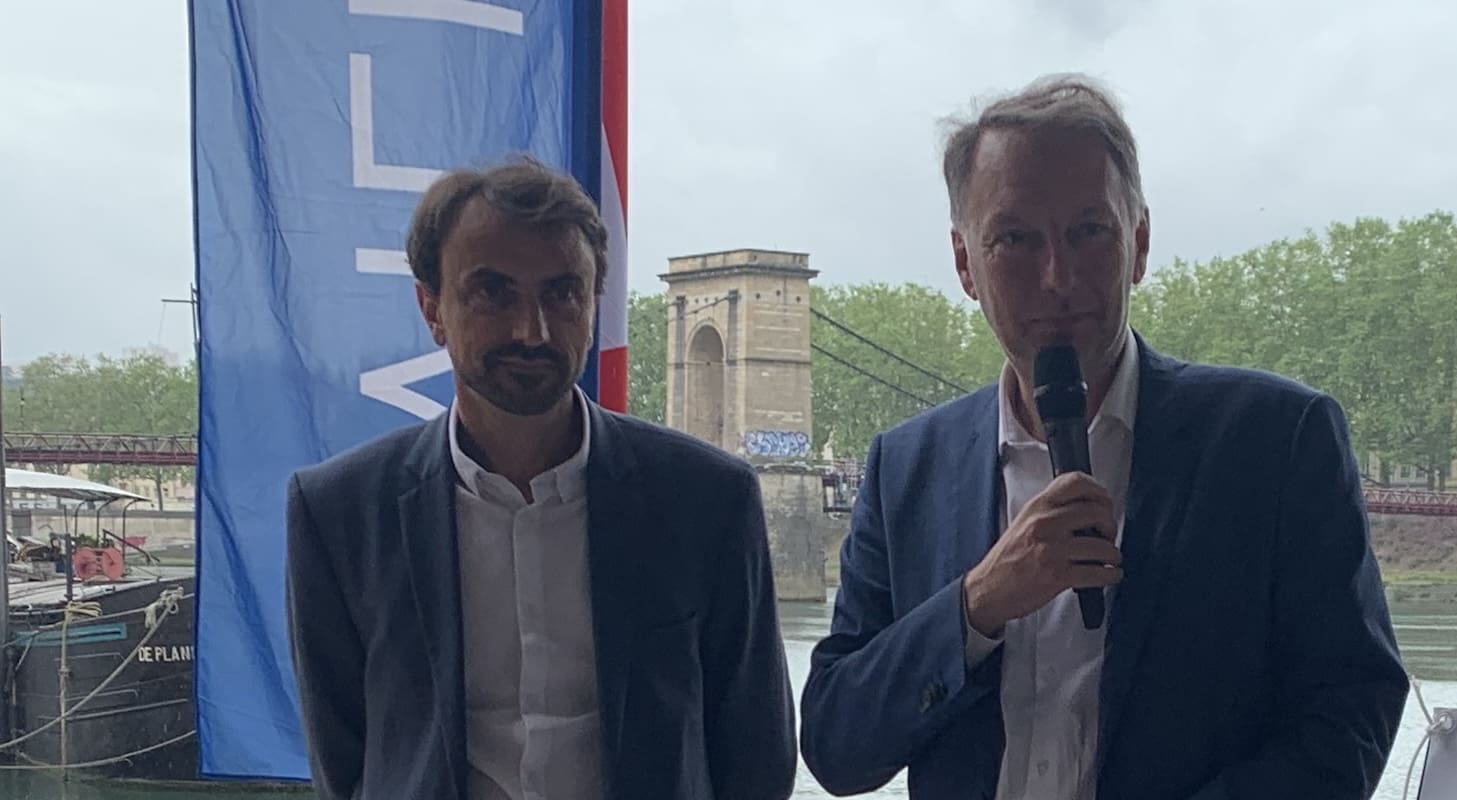 You are currently viewing Grégory Doucet et Bruno Bernard saluent le départ de John Textor de l’OL