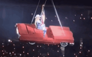 Lire la suite à propos de l’article Houston : frayeur pour Beyoncé, sa Cadillac suspendue bascule en plein concert