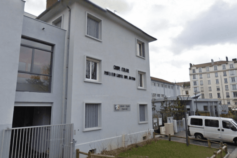 Lire la suite à propos de l’article Lyon : Une école incendiée et couverte de tags nazis, antisémites et pro-Palestine