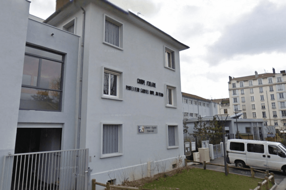 You are currently viewing Lyon : Une école incendiée et couverte de tags nazis, antisémites et pro-Palestine