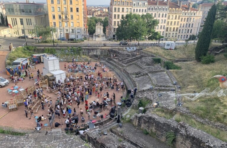 Lire la suite à propos de l’article Lyon : le 19e Dimanche Solidaire mobilise pour les mineurs isolés, entre boxe, pétanque, musique et entraide