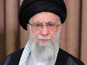 Lire la suite à propos de l’article Téhéran : l’ayatollah Khamenei défie Washington après les frappes sur l’Iran