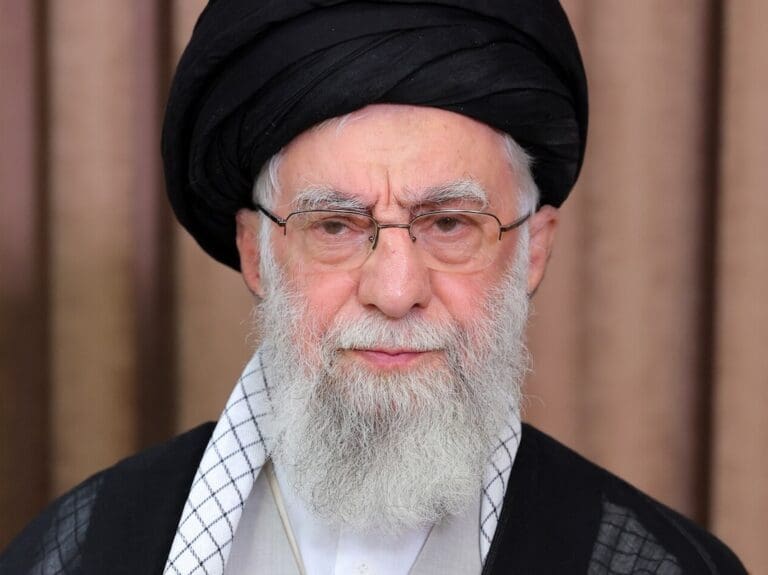 Lire la suite à propos de l’article Téhéran : l’ayatollah Khamenei défie Washington après les frappes sur l’Iran