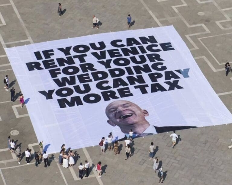 Lire la suite à propos de l’article Venise : Jeff Bezos et Lauren Sanchez se marient sous les critiques