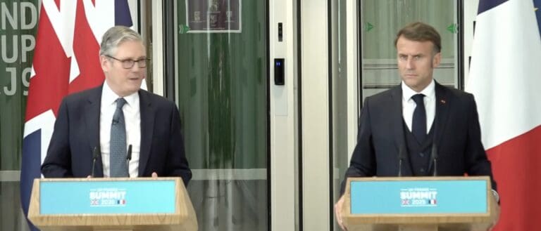 Lire la suite à propos de l’article Diplomatie : Keir Starmer et Emmanuel Macron confirment un accord migratoire inédit et renforcent la défense nucléaire